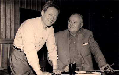 Lavagnino è con il regista Henry Hathaway in una pausa della registrazione della colonna sonora del film Legend of the Lost (Timbuctu, 1957).